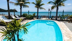 Piscina a l'aire lliure (horari: 10:00-20:00), para-sols i gandules 