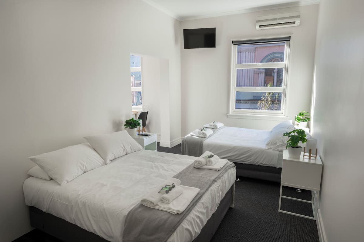 Chambre Familiale (Shared Bathroom) | 1 chambre, bureau, Wi-Fi gratuit, draps fournis