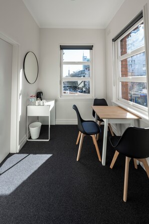 Familierom (Shared Bathroom) | Skrivebord, wi-fi (inkludert) og sengetøy