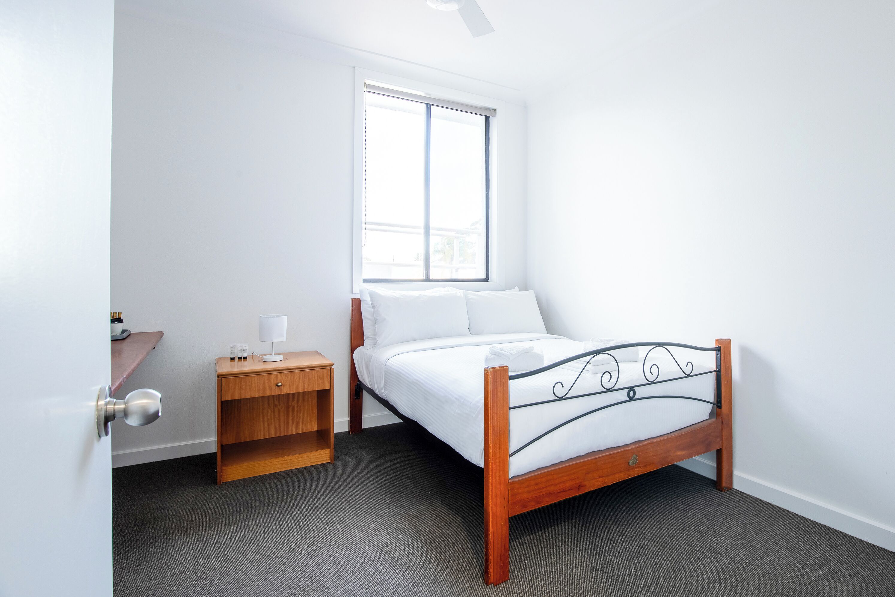 ห้องดับเบิล, เตียงใหญ่ 1 เตียง, ห้องน้ำรวม | ตู้นิรภัยในห้องพัก, เตารีด/โต๊ะรีดผ้า