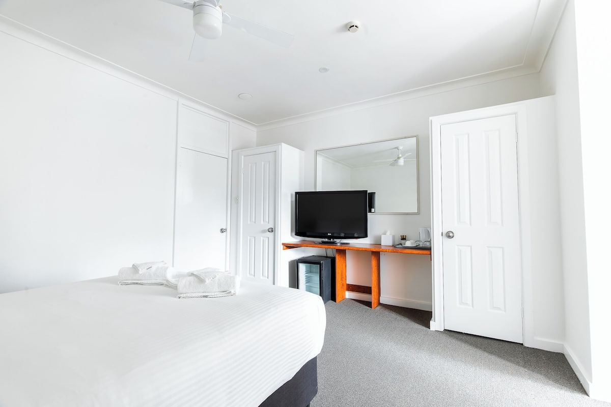 Double Room, 1 Queen Bed, Shared Bathroom