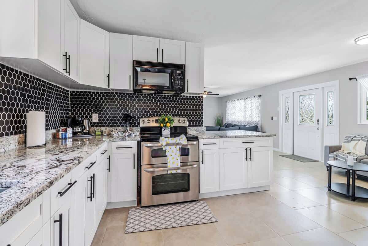 Geladeira, micro-ondas, fogão, cooktop