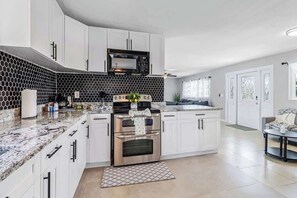 Køleskab, mikrobølgeovn, ovn, kogeplade