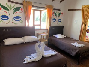 Comfort Twin Room | Down comforters, laptop workspace, free WiFi - PACHA HOUSE (Ollantaytambo)