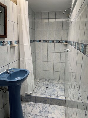 Comfort Twin Room | Bathroom | Towels - PACHA HOUSE (Ollantaytambo)