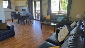 Smart TV, ping pong - Ecopark Fishing World Lodge. Perfect for Families, Couples and Large Groups (Luscombe)