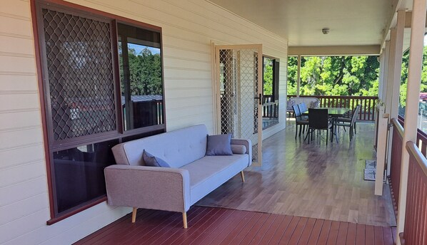 Outdoor dining - Ecopark Fishing World Lodge. Perfect for Families, Couples and Large Groups (Luscombe)