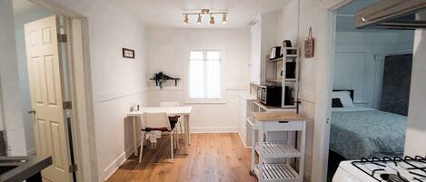 1 habitación, escritorio, wifi gratis y ropa de cama