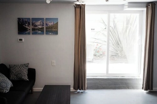 2336C - Ground 2B1B Unit with Laundry TV near UCB