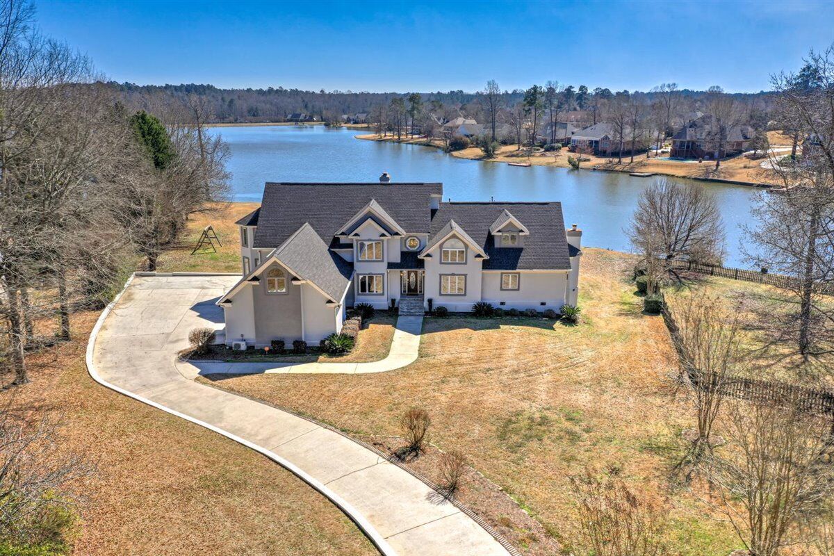 LUXURY LAKESIDE MANSION with PRIVATE POOL, KAYAKS, GRILL, and GAMES