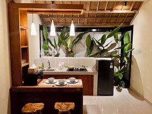 Frigorifero, microonde, piano cottura, bollitore elettrico