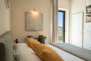 Schreibtisch, Bügeleisen/Bügelbrett, Reisekinderbett, WLAN