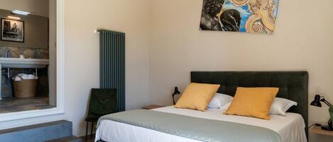 Skrivebord, strykejern/-brett, reiseseng for barn og wi-fi