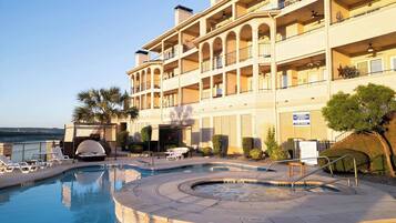 Alberca techada y alberca climatizada