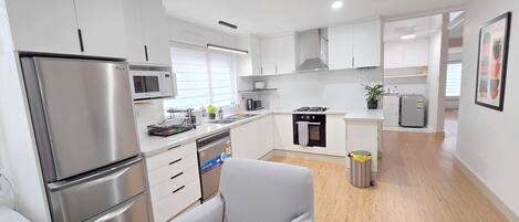 Frigorifero, microonde, forno, piano cottura