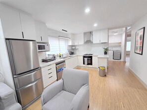 Fridge, microwave, oven, stovetop - Family-Friendly House in Riccarton- Clean and Convenient (Christchurch)