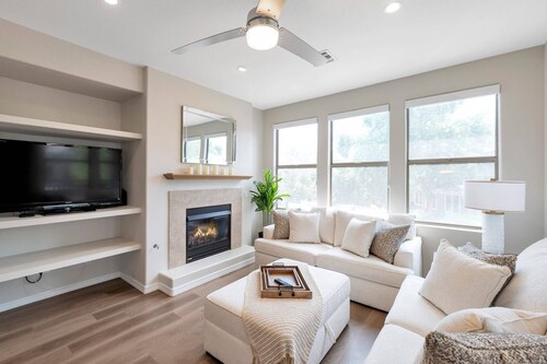 Gated w/ Garage, Heated Pool/Spa/Fitness Room, Near Hiking & Kierland Commons Fine Dining & Shopping