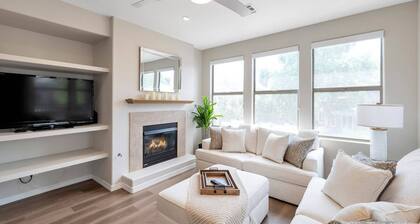 Gated w/ Garage, Heated Pool/Spa/Fitness Room, Near Hiking & Kierland Commons Fine Dining & Shopping