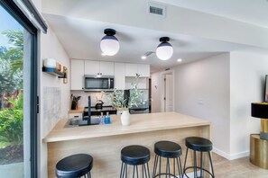 Casa, diversos llits, pati, vistes al jardí (Palm Paradise Getaway) | Cuina privada | Cafetera i tetera