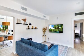 Casa, diversos llits, pati, vistes al jardí (Palm Paradise Getaway) | Sala d'estar | Televisor de pantalla plana de 50 polzades amb canals digitals
