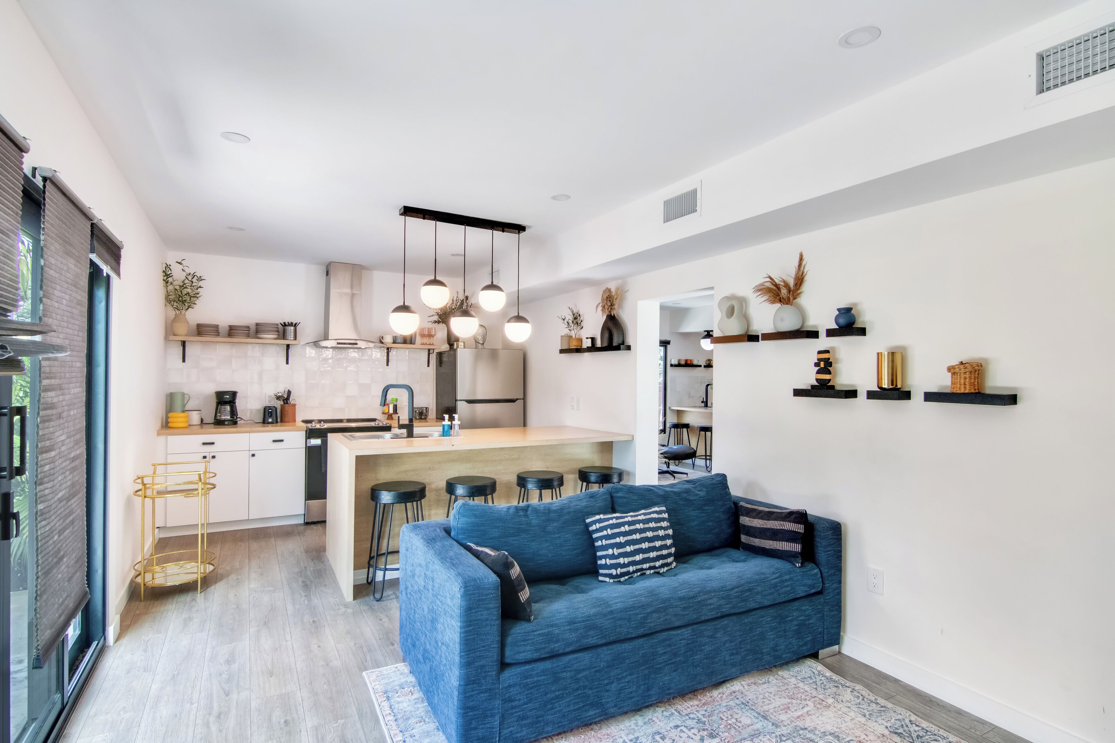 獨棟房屋, 多張床, 庭院, 花園景觀 (Palm Paradise Getaway) | 起居區 | 50-吋平面電視，提供數位頻道