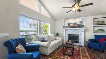 Rumah, Beberapa Tempat Tidur, patio (Tequila Sunrise) | Area keluarga | Televisi layar datar 42-inci dengan saluran TV digital