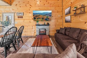 Ferienhütte, Mehrere Betten, Poolzugang, Bergblick (Hibernation Haven) | Wohnbereich | 50-Zoll-Flachbildfernseher mit Digitalempfang, Kamin