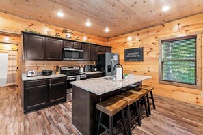 Cabaña, varias camas, acceso a la alberca, vista a la montaña (Hibernation Haven) | Cocina privada | Cafetera y tetera 