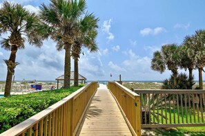 Property grounds - Sandshells Retreat Walk to Beach. Great Area! (Gulf Shores)