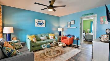 Appart'hÎtel, plusieurs lits, balcon, vue partielle sur l'océan (SandShells Retreat) | Coin séjour