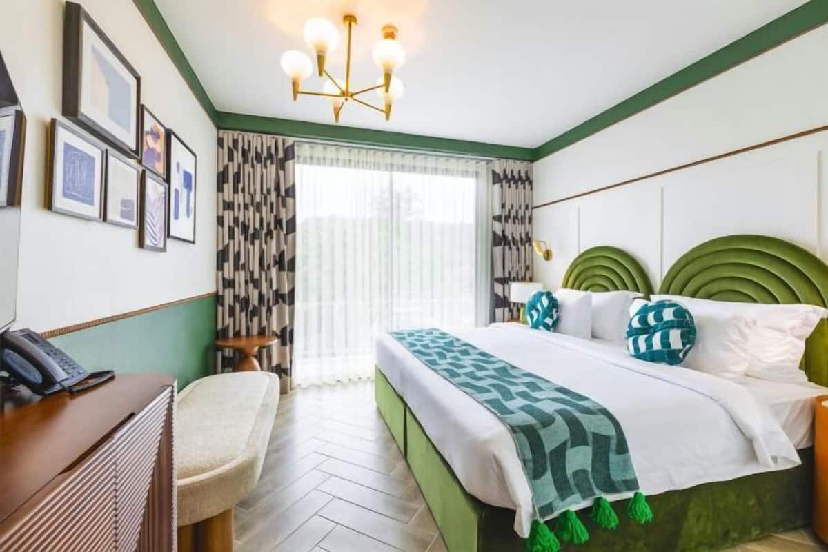 2 bedrooms, in-room safe, laptop workspace, blackout drapes