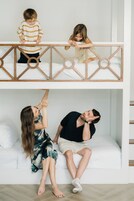 Una habitación con literas y una cama individual.