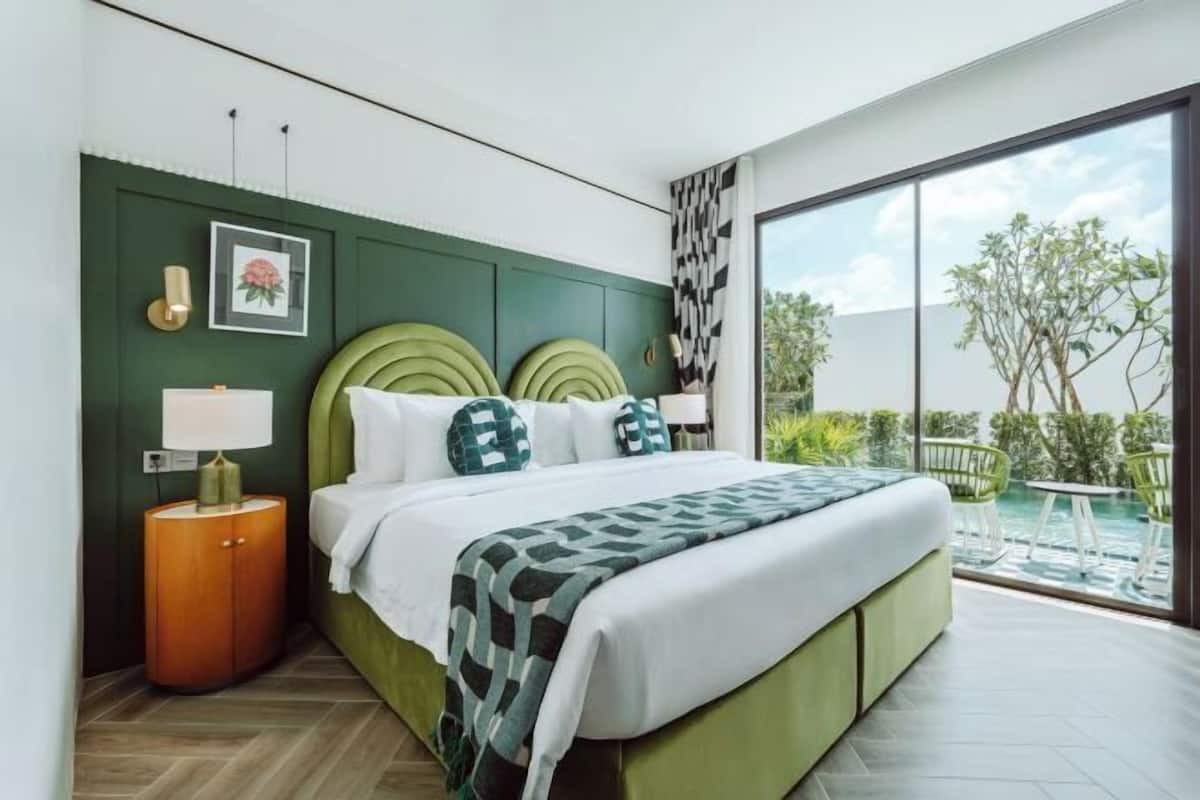 2 bedrooms, in-room safe, laptop workspace, blackout drapes