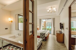 Two-bedroom Lagoon Suite Villa (Up to 4 Guests) (Free Drop-off Airport Transfer) | Odada kasa, dizüstü bilgisayar çalışma alanı, güneşlik/perde 