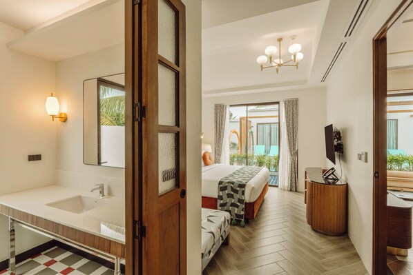 Two-bedroom Lagoon Suite Villa (Up to 4 Guests) (Free Drop-off Airport Transfer) | 객실 내 금고, 노트북 작업 공간, 암막 커튼, 다리미/다리미판