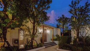 Sol Two-bedroom Lagoon Suite Villa (Up to 8) (Free Drop-off Airport Transfer) | Coffre-fort, espace de travail pour ordinateurs portables