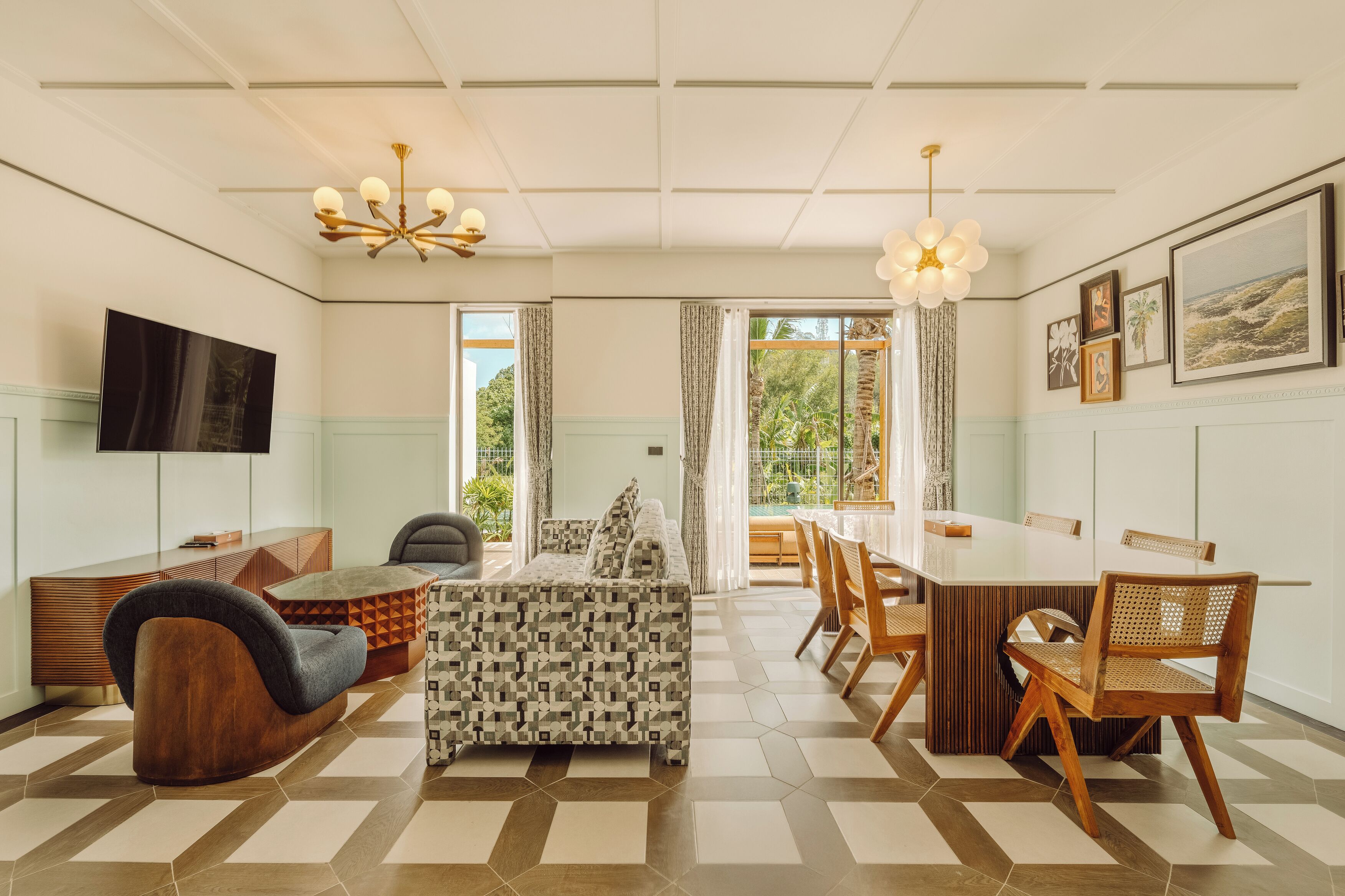 Familie villa | Een kluis op de kamer, een laptopwerkplek, verduisterende gordijnen