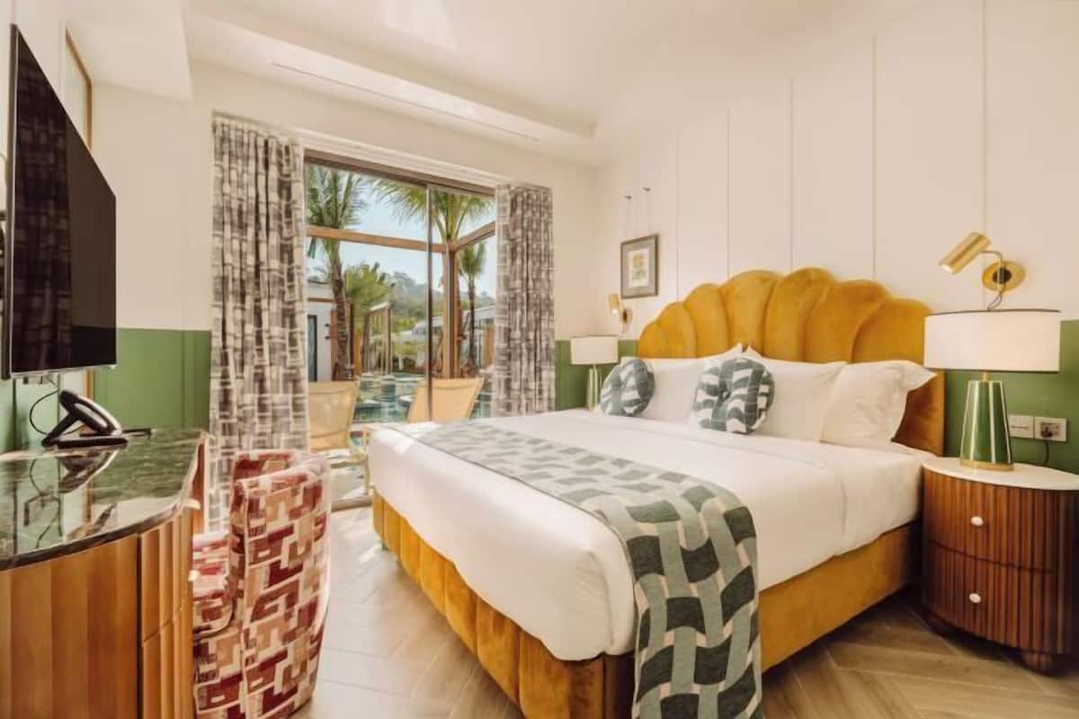 2 bedrooms, in-room safe, laptop workspace, blackout drapes