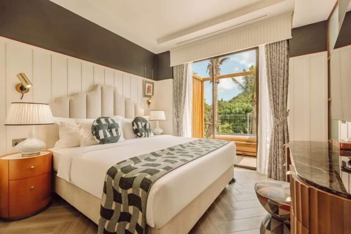 2 bedrooms, in-room safe, laptop workspace, blackout drapes