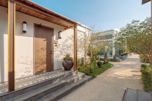 Standard Lagoon Villa (Free Drop-off Airport Transfer) | Odada kasa, dizüstü bilgisayar çalışma alanı, güneşlik/perde 