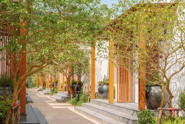 Standard Lagoon Villa (Free Drop-off Airport Transfer) | Odada kasa, dizüstü bilgisayar çalışma alanı, güneşlik/perde 