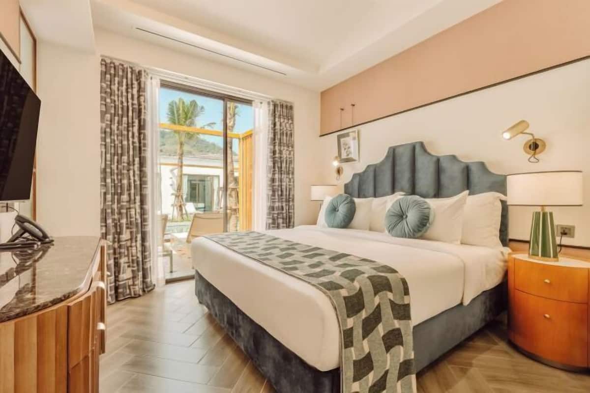 2 bedrooms, in-room safe, laptop workspace, blackout drapes