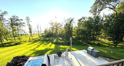 NEW - The Boardwalk on North Long Lake Brainerd with Hot Tub, Pet-Friendly