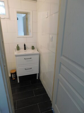 Douche, serviettes fournies, savon, papier de toilette