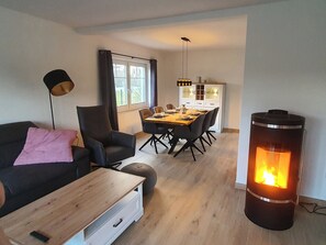 Interior - Holiday Home 'Ferienhaus Meerblick' with Sea View, Private Terrace and Wi-Fi (Pellworm)