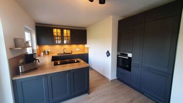 KĂŒhlschrank, Mikrowelle, Ofen, Herdplatte