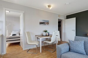 Interior - Studio Apartment 'Ferienwohnung Friesenkoje' with Private Terrace, Shared Garden and Wi-Fi (Nordstrand)