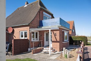 Exterior - Studio Apartment 'Ferienwohnung Friesenkoje' with Private Terrace, Shared Garden and Wi-Fi (Nordstrand)