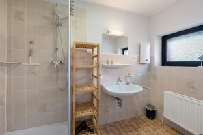 Dusche, Haartrockner, Handtücher