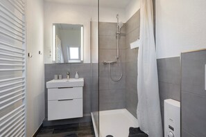 Dusche, Haartrockner, Handtücher